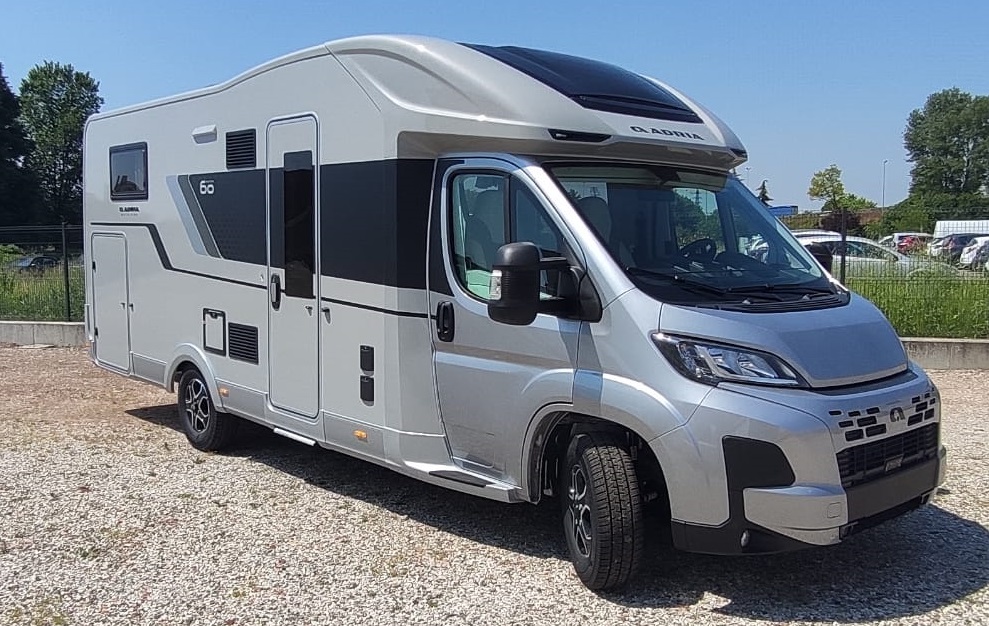 Camper Semintegrale Adria Matrix 670 SL versione 60esimo